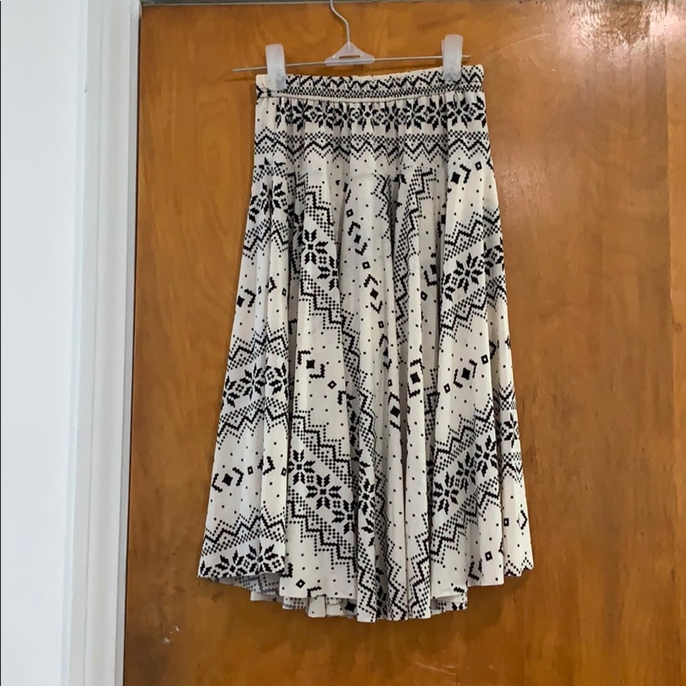 Flowy black and white casual skirt